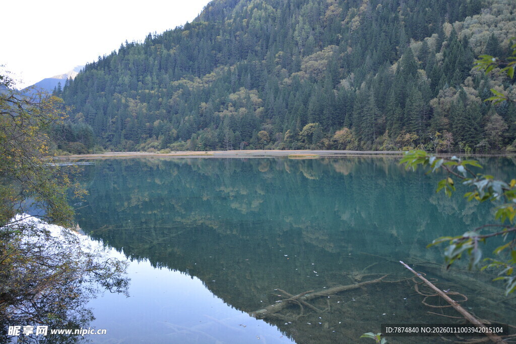 山间幽蓝湖水静谧之景