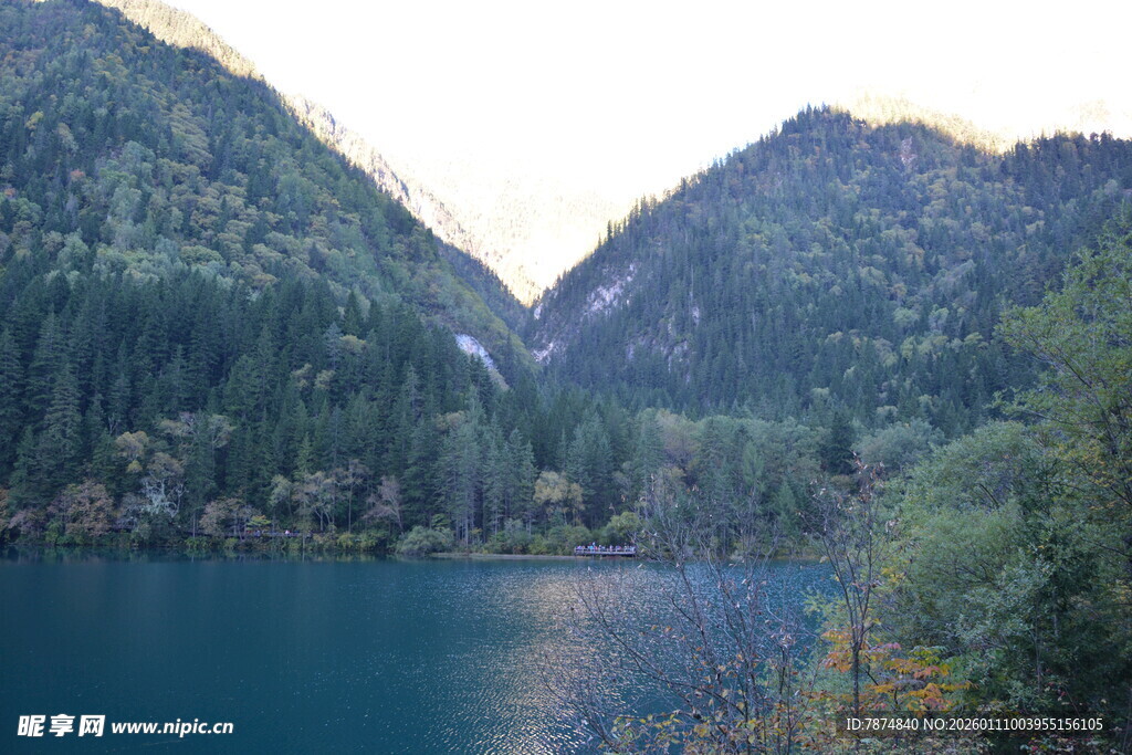 山间幽蓝湖泊美景