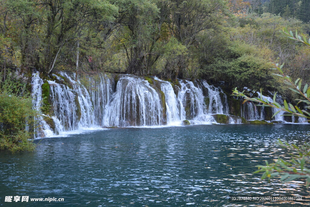 山间秀丽瀑布与幽蓝湖水