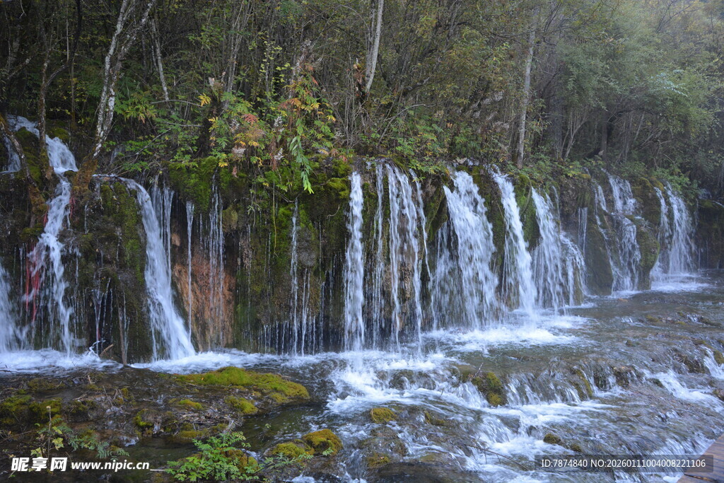 山间瀑布流水自然美景