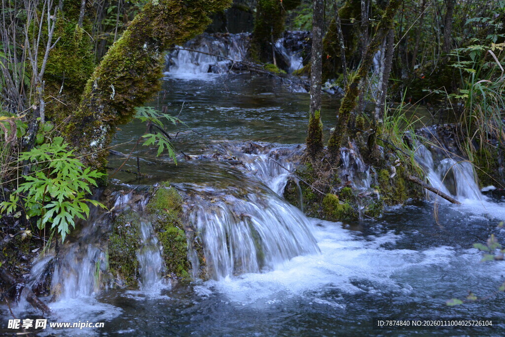 山间溪流瀑布自然美景