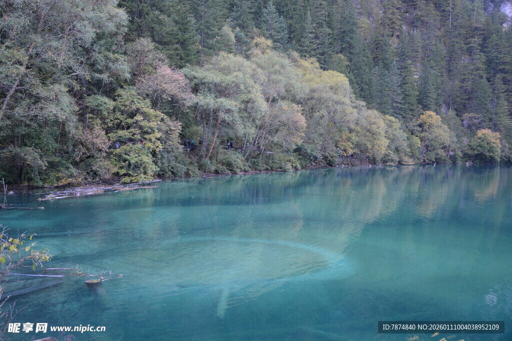 梦幻蓝湖 山林环绕之景