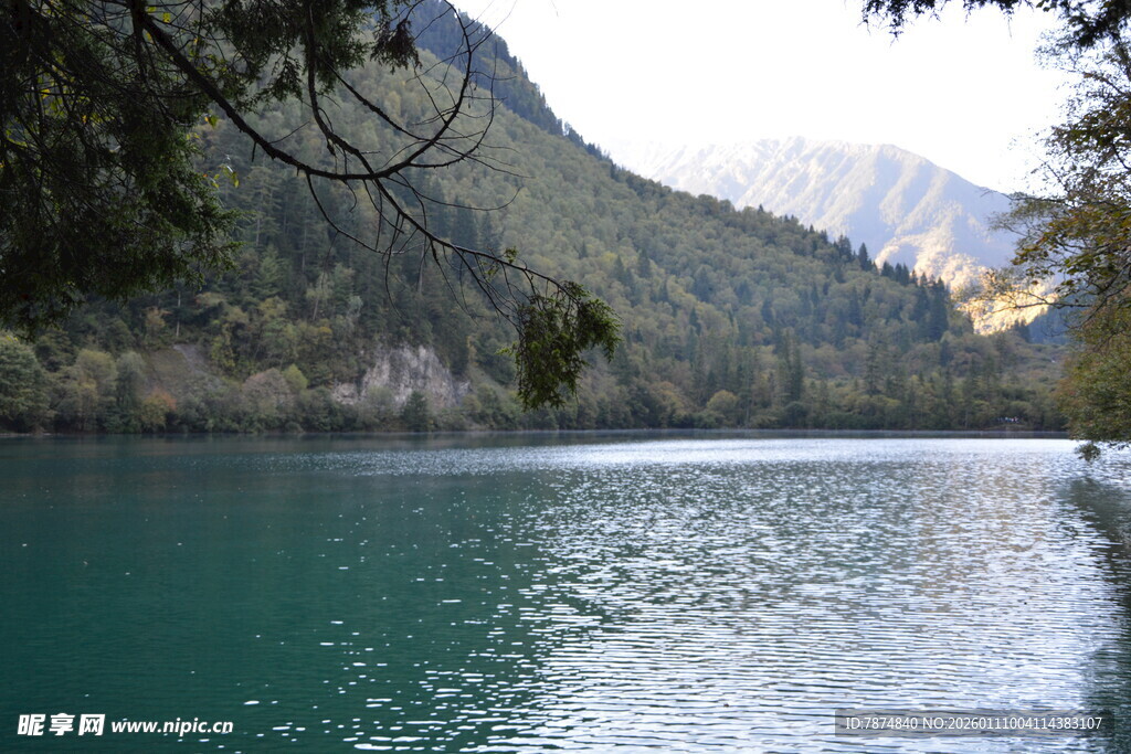 青山环抱的碧绿湖水