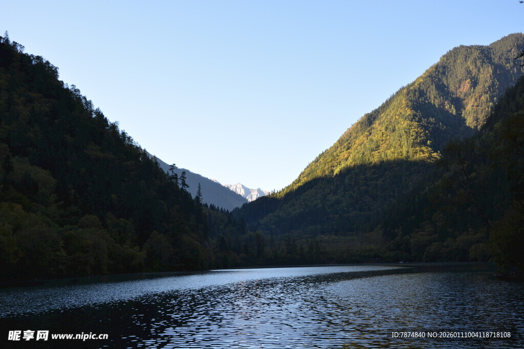 山间宁静湖泊美景