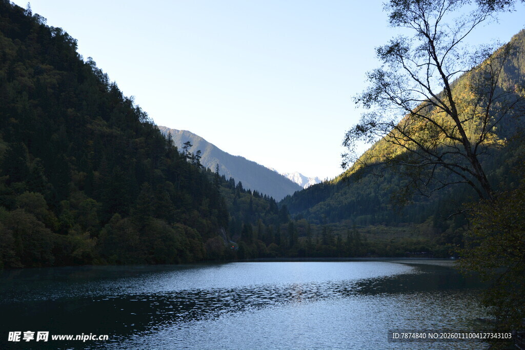 山间静谧湖泊美景
