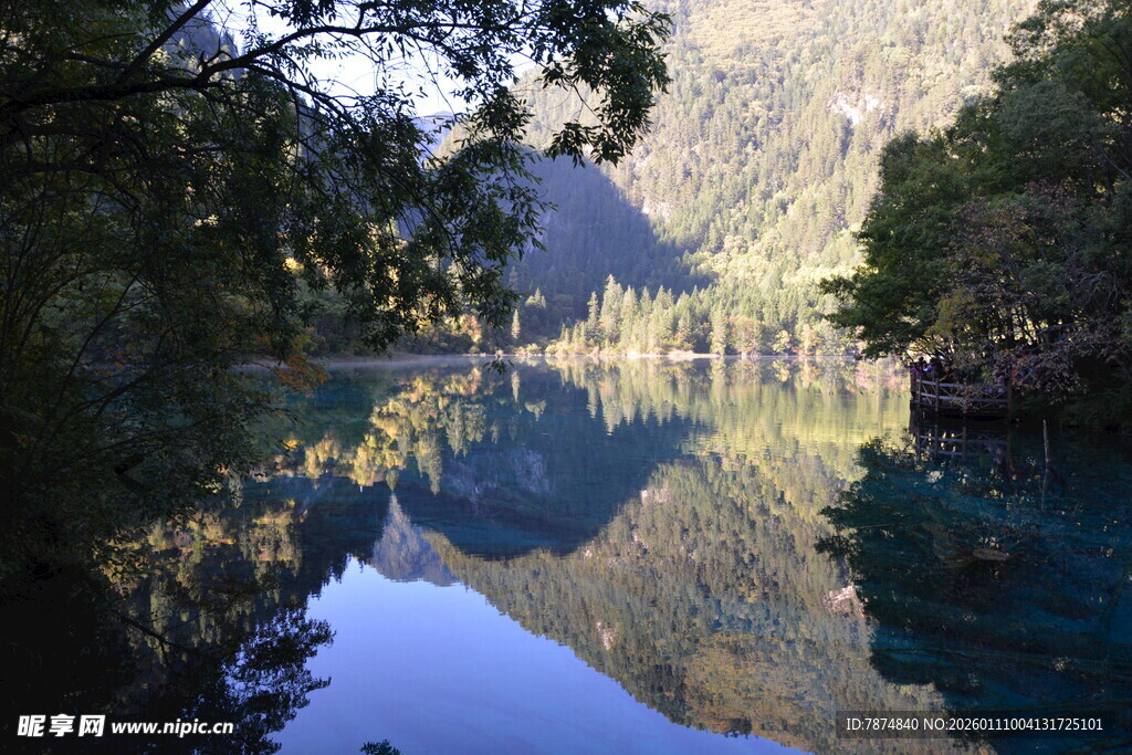 静谧山水间的绝美倒影