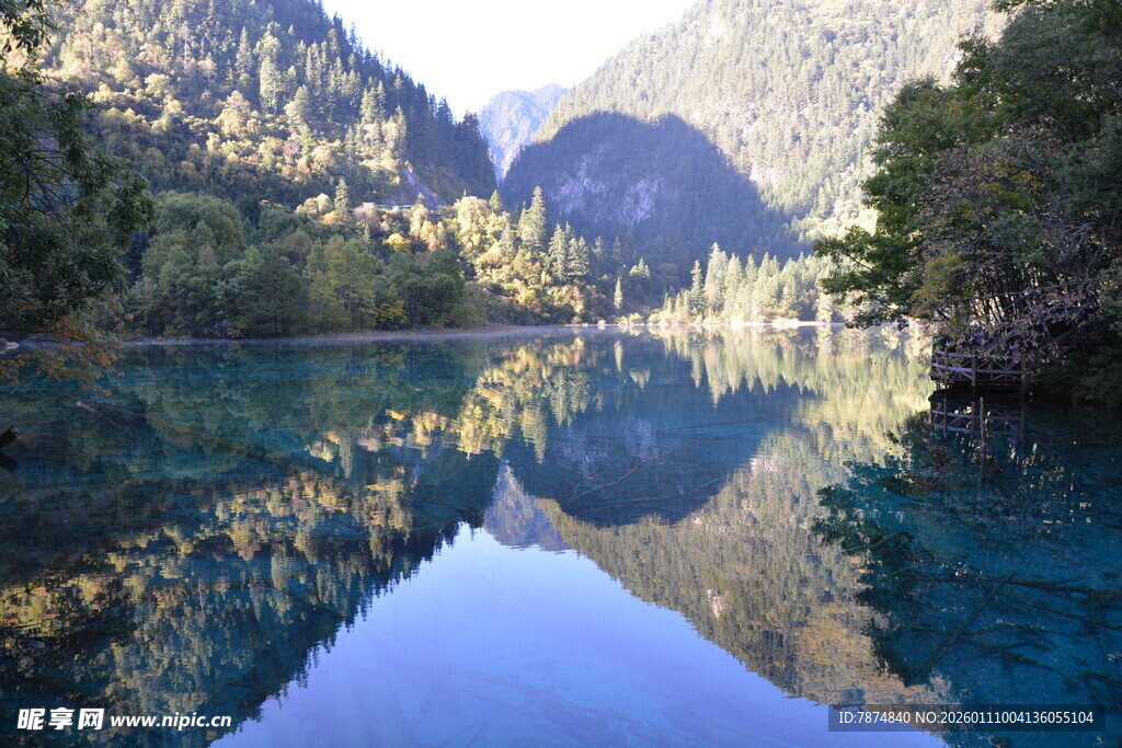 秀丽山水湖景风光图