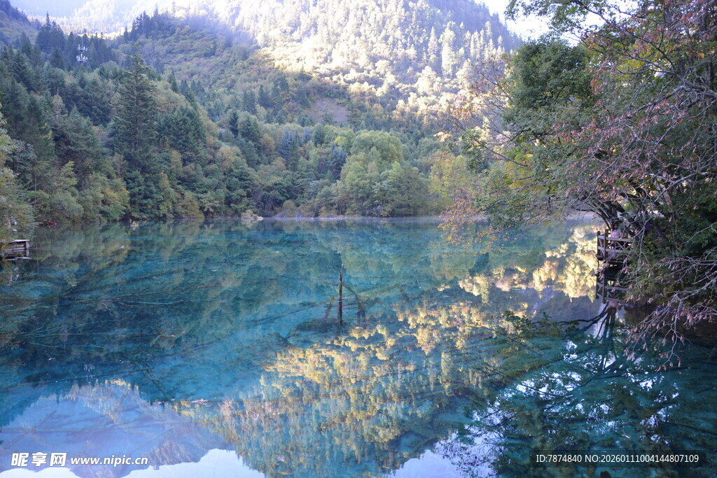九寨沟的幽蓝湖水美景