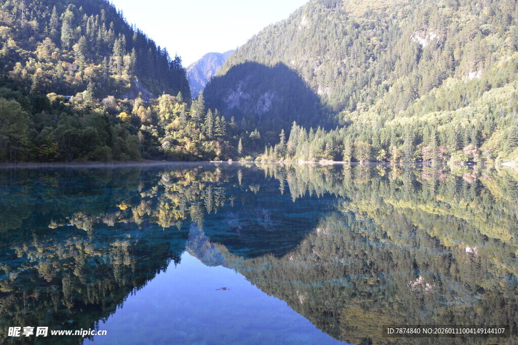 山间幽湖 静谧如画