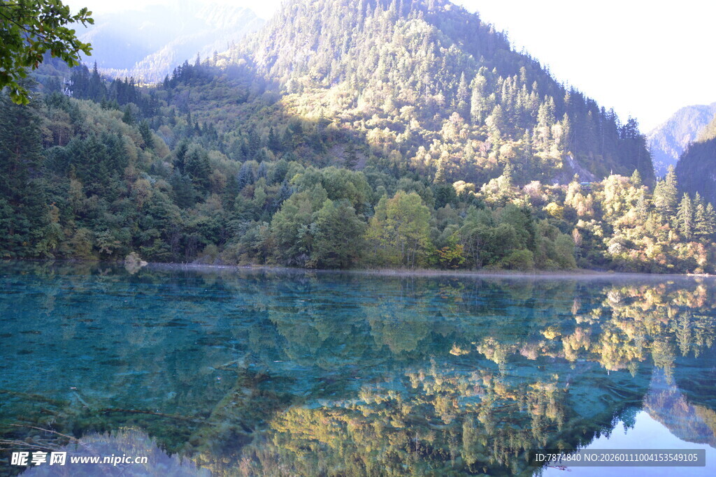 山间幽蓝澄澈的静谧湖水