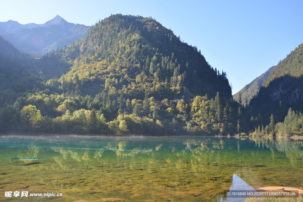 山间碧湖美景