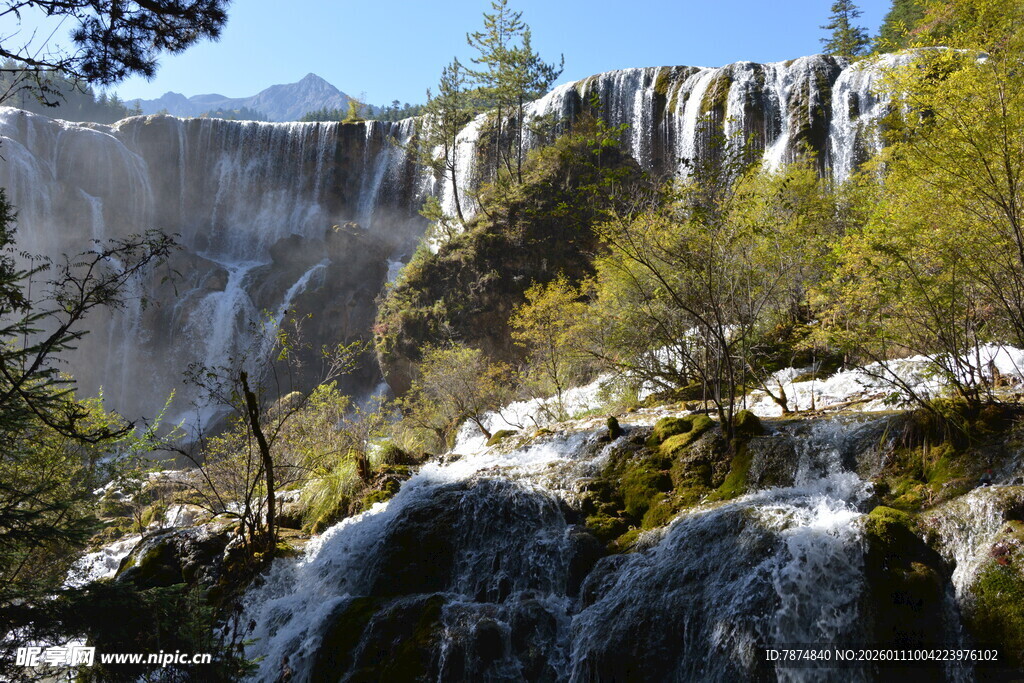 壮观瀑布与葱郁山林