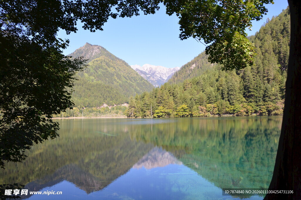 湖光山色间的自然美景