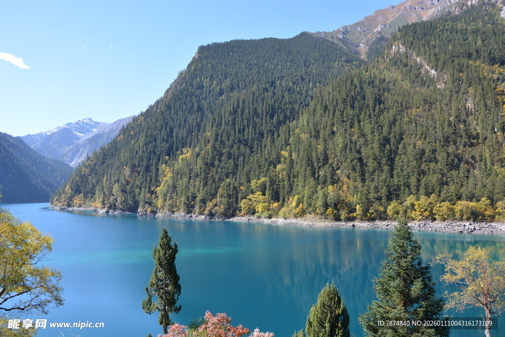 美丽湖景与青山绿树