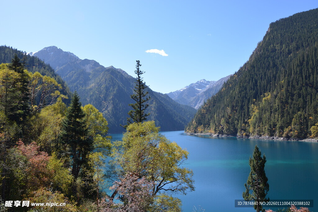 秀丽山水间的蓝色湖泊