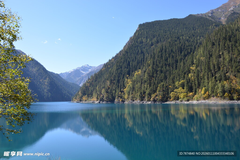 青山环抱的澄澈蓝湖