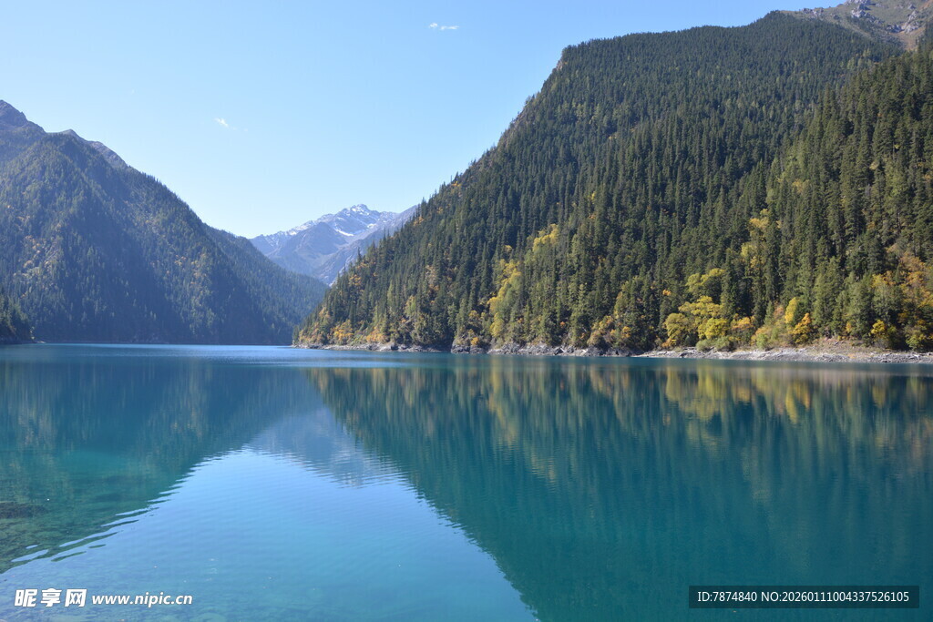 静谧蓝湖映青山