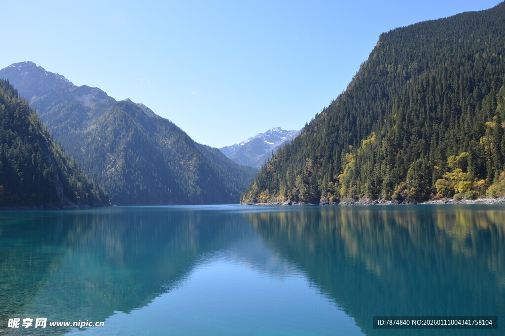 清澈高山湖泊美景