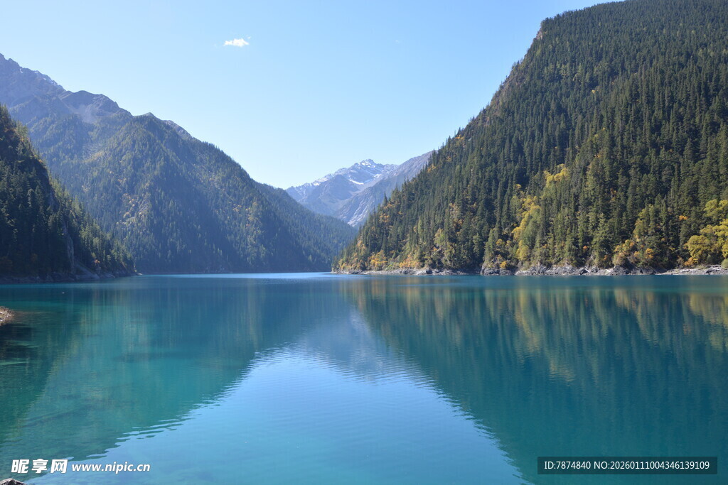 秀丽山水间的澄澈蓝湖