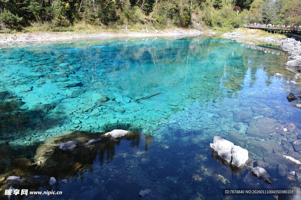 清澈蓝绿色的美丽湖水