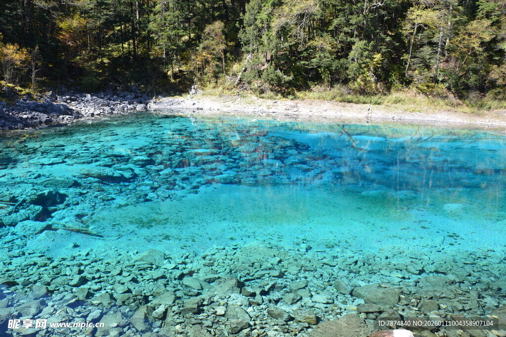 清澈碧蓝的山间幽潭