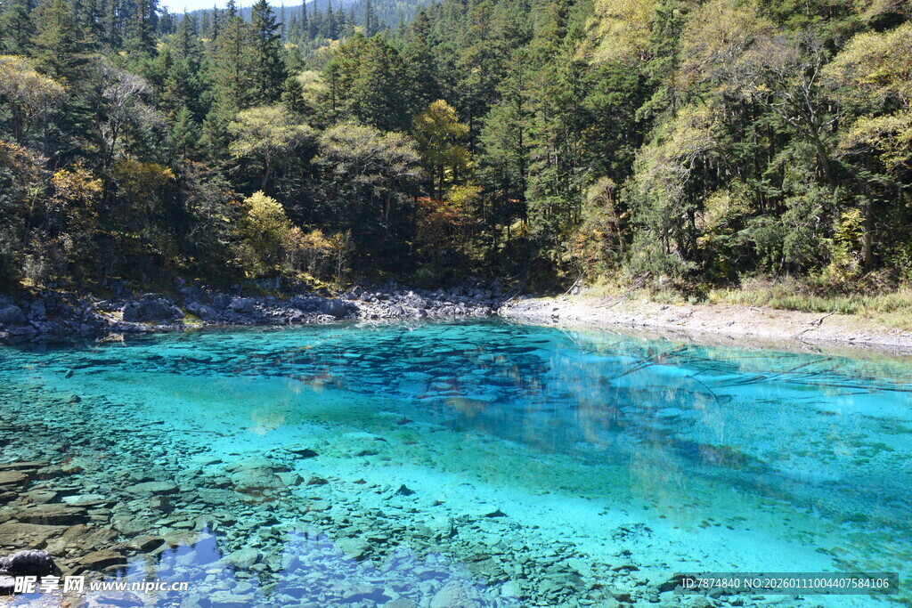 梦幻蓝湖 山林间的自然美景