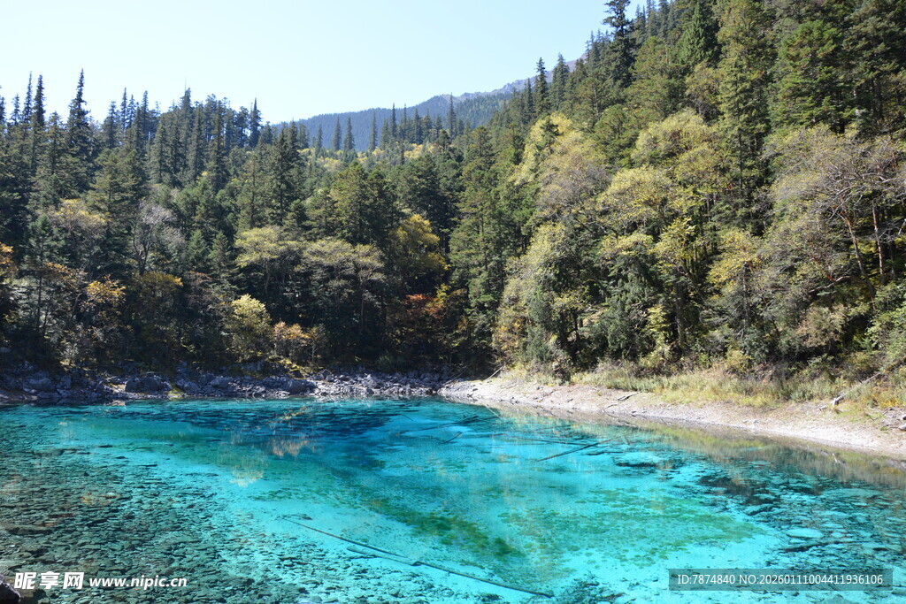 清澈蓝绿相间的山间湖泊