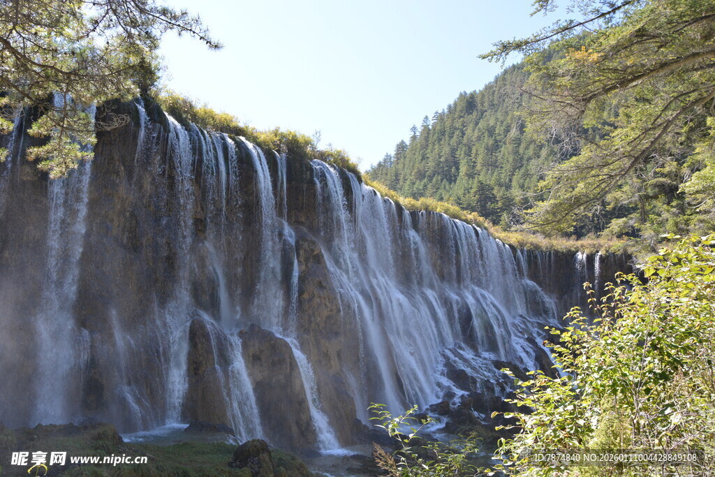 山间壮观瀑布景观