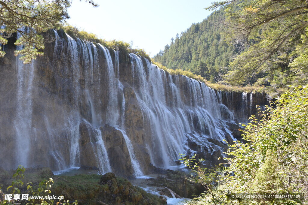 壮观瀑布旁的山林景致