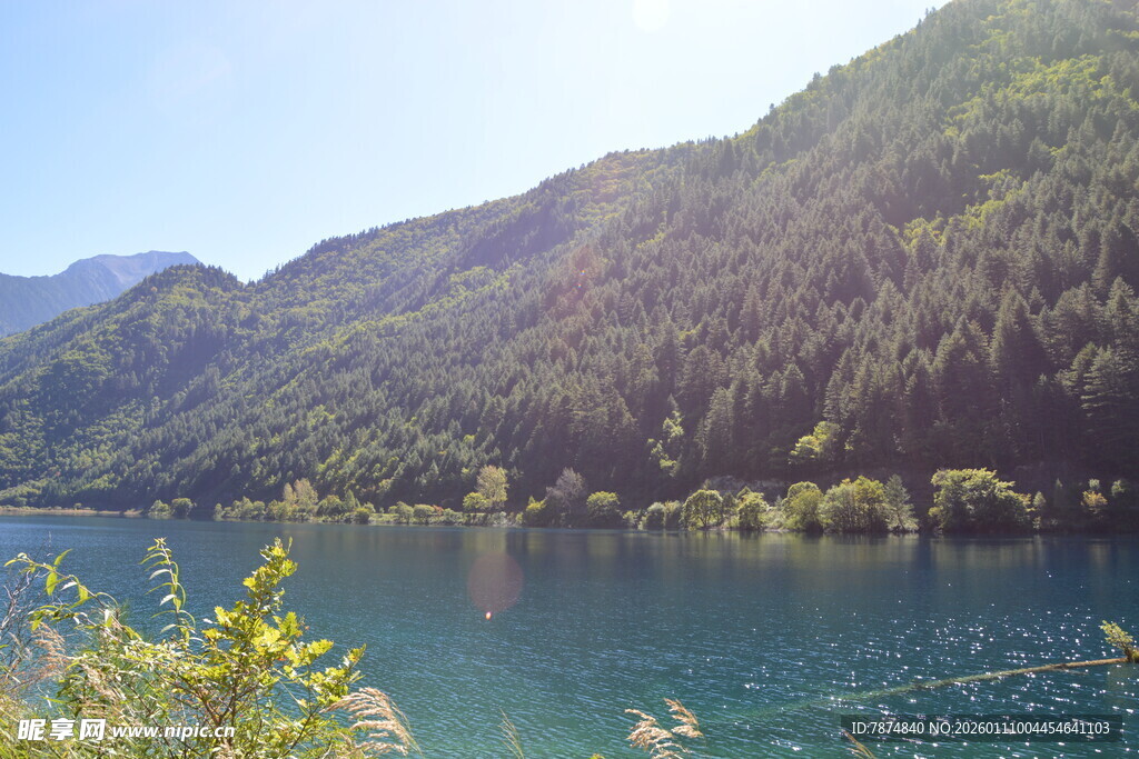 青山环抱的静谧蓝湖
