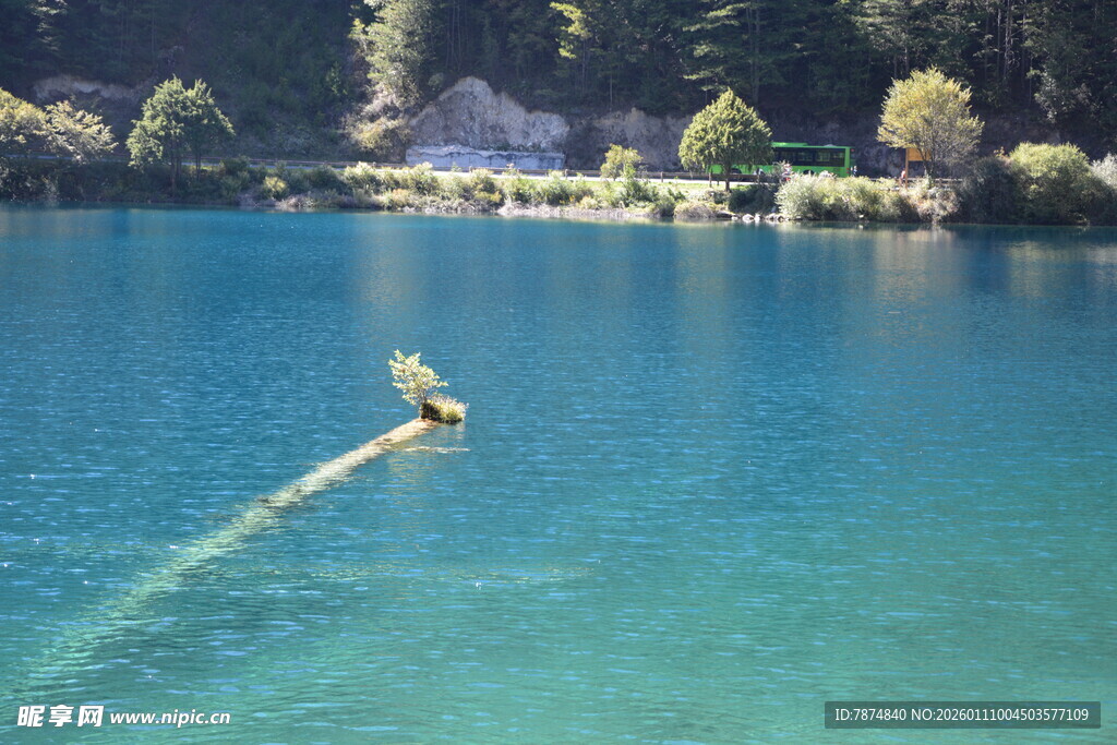 湖面滑水者留下美丽水痕