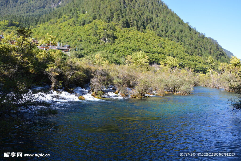 山间清澈河流与葱郁山林
