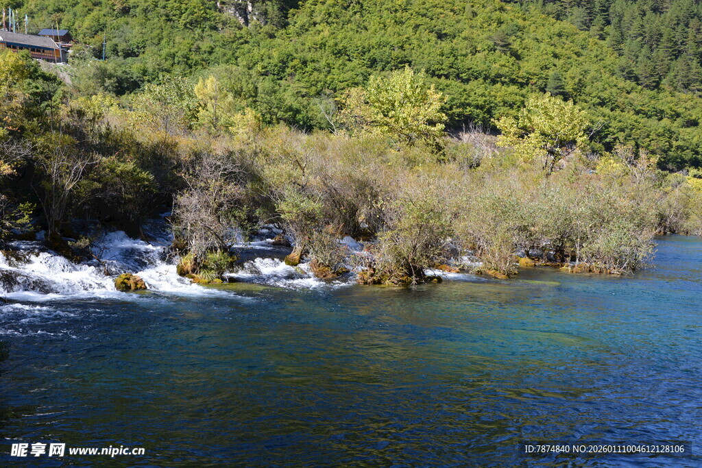 青山绿水间的清澈河流