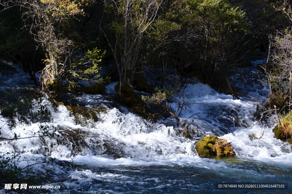 山间溪流瀑布自然美景