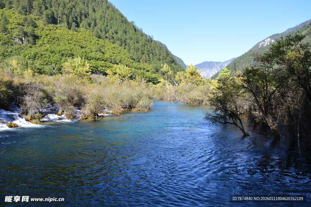 青山环绕的清澈河流