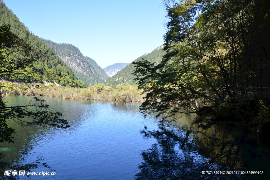 宁静山水间的美丽湖景