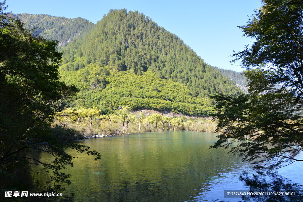 青山绿水间的静谧湖泊