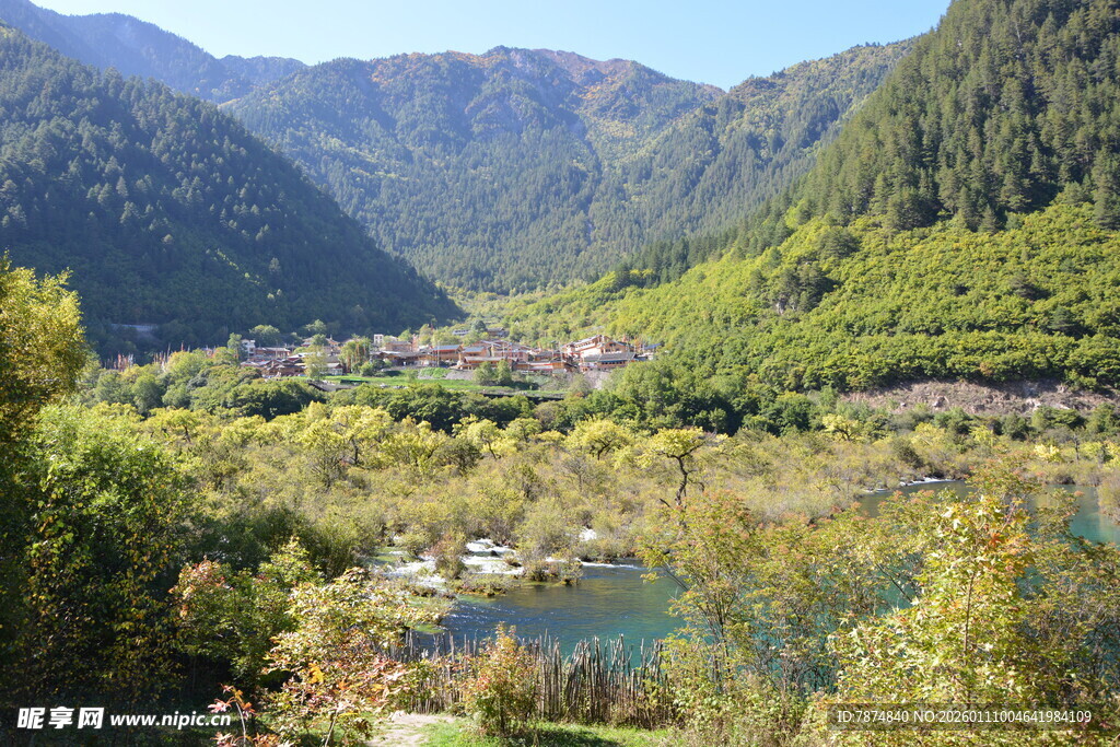 山间秀丽河谷风光