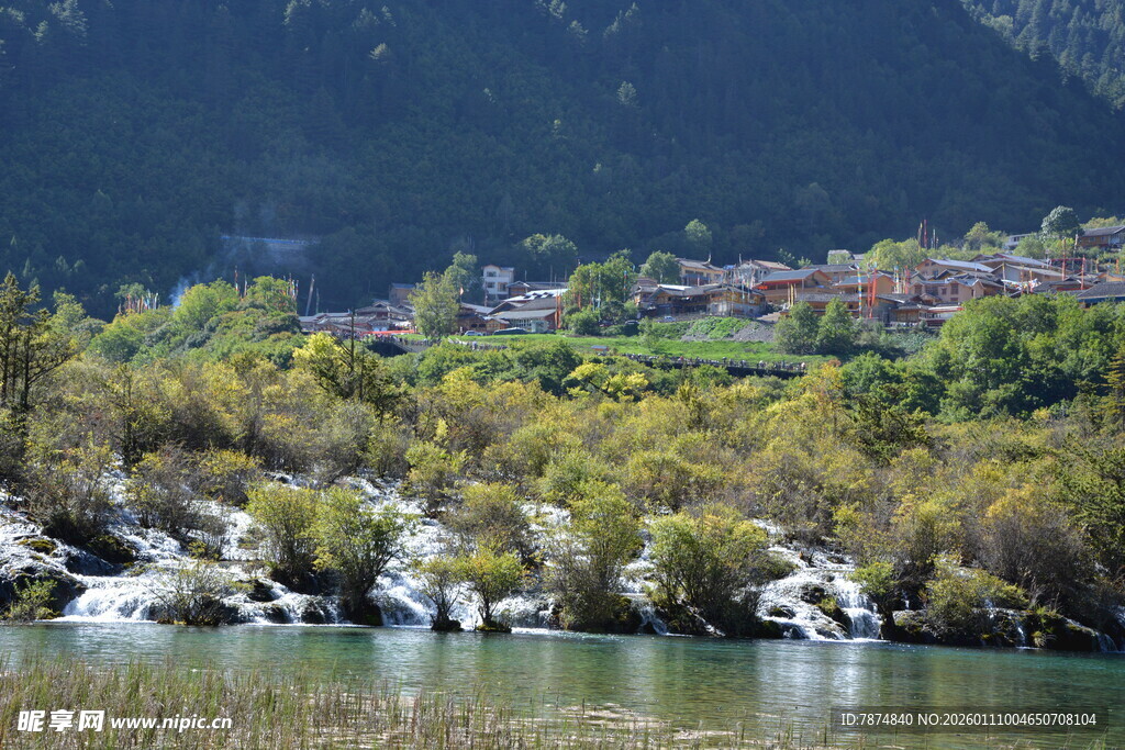 山间绿水畔的葱郁景致