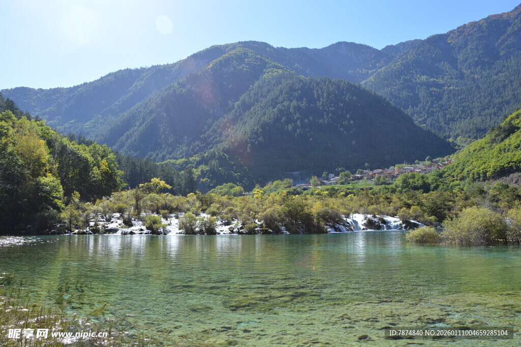 山间清澈湖泊美景