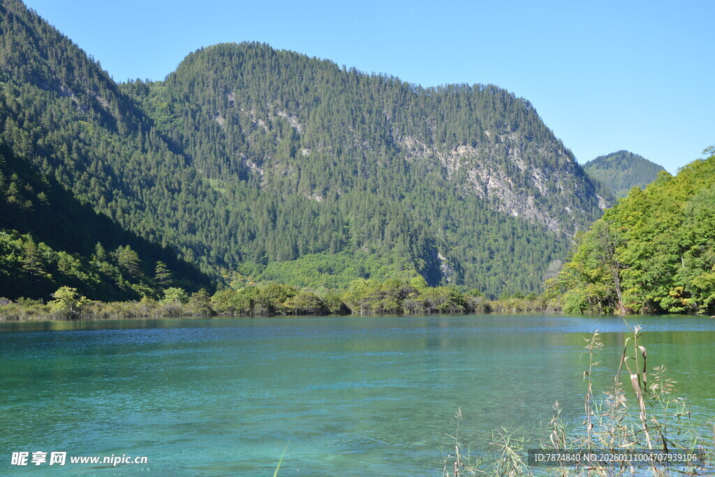 青山绿水间的澄澈湖景