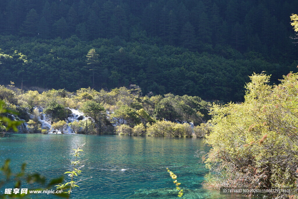 秀丽山水间的澄澈湖泊