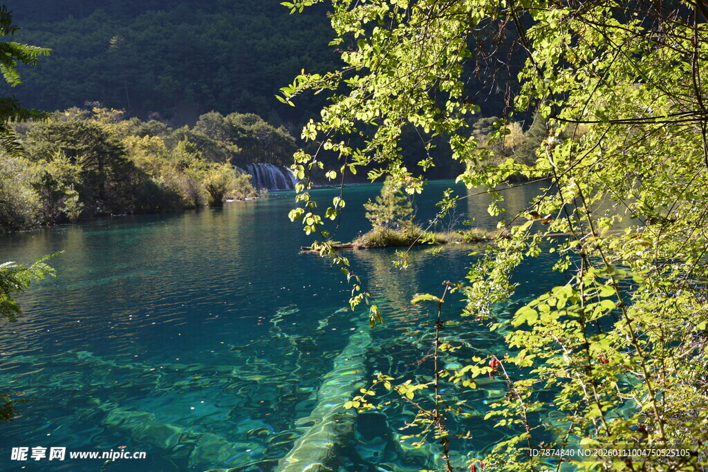 清澈幽蓝的山间河流景色