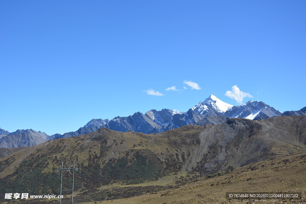壮丽雪山与开阔山野景观