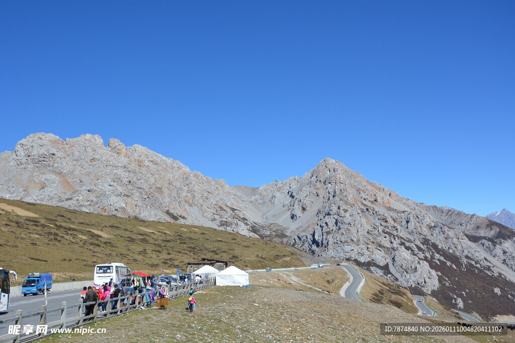 山间观景处的游客与美景