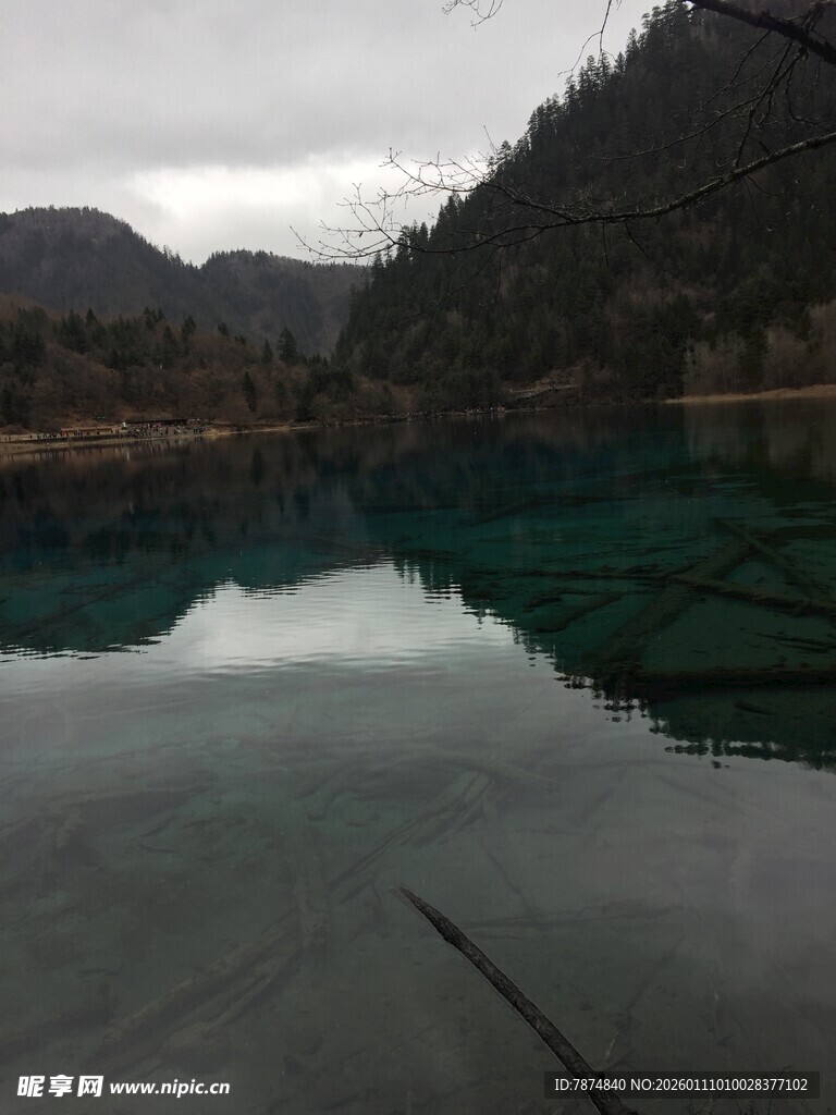 静谧山水间的澄澈湖水