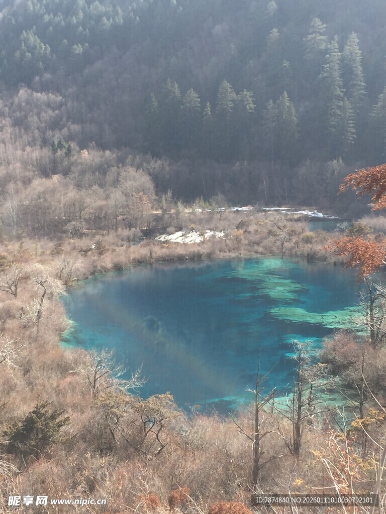 山间蓝湖美景