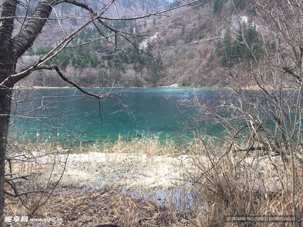 山间幽蓝湖水自然景致