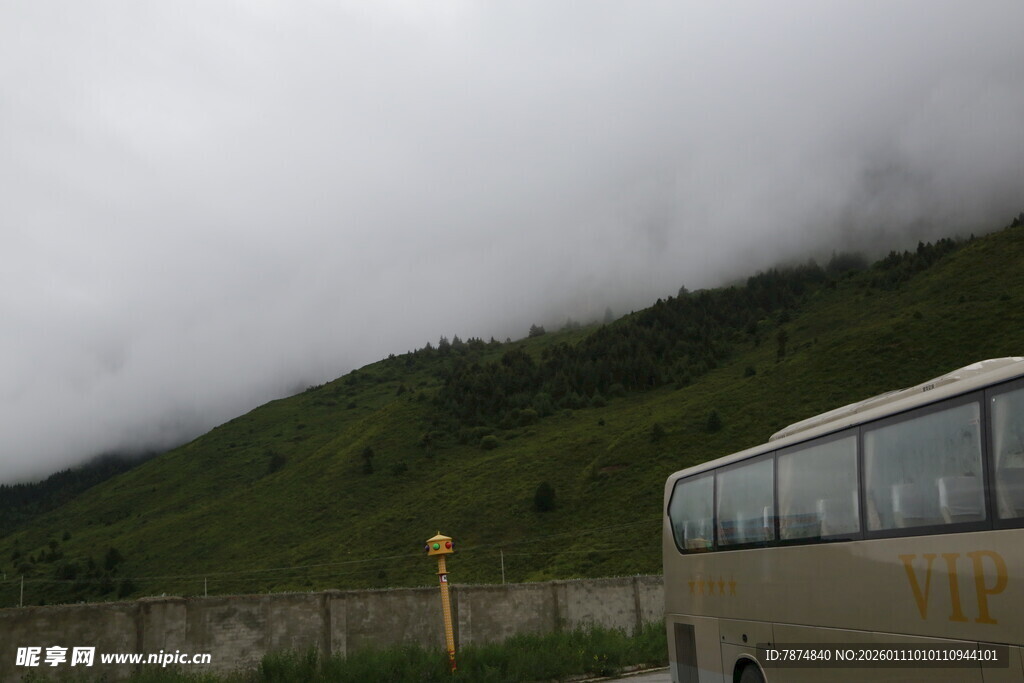 山间云雾下的行驶客车