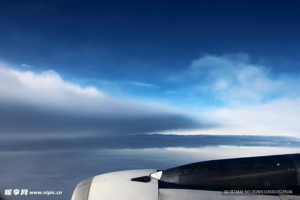 飞机舷窗俯瞰云海美景